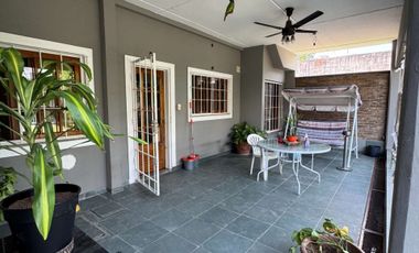 VENTA HERMOSA CASA MORON  CON TERRAZA Y PARQUE