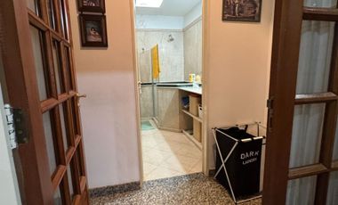 VENTA HERMOSA CASA MORON  CON TERRAZA Y PARQUE