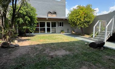 VENTA HERMOSA CASA MORON  CON TERRAZA Y PARQUE