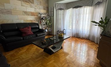 VENTA HERMOSA CASA MORON  CON TERRAZA Y PARQUE