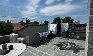 VENTA HERMOSA CASA MORON  CON TERRAZA Y PARQUE