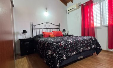 VENTA HERMOSA CASA MORON  CON TERRAZA Y PARQUE