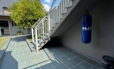 VENTA HERMOSA CASA MORON  CON TERRAZA Y PARQUE