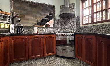 VENTA HERMOSA CASA MORON  CON TERRAZA Y PARQUE