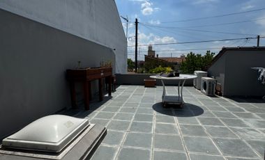 VENTA HERMOSA CASA MORON  CON TERRAZA Y PARQUE