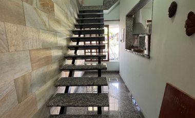 VENTA HERMOSA CASA MORON  CON TERRAZA Y PARQUE