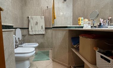 VENTA HERMOSA CASA MORON  CON TERRAZA Y PARQUE