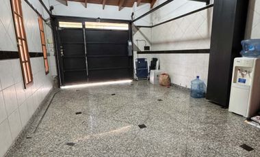 VENTA HERMOSA CASA MORON  CON TERRAZA Y PARQUE