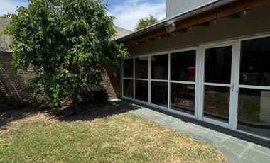 VENTA HERMOSA CASA MORON  CON TERRAZA Y PARQUE