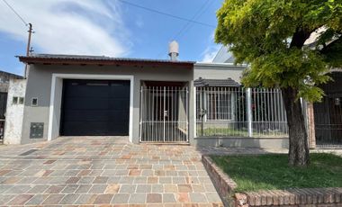 VENTA HERMOSA CASA MORON  CON TERRAZA Y PARQUE
