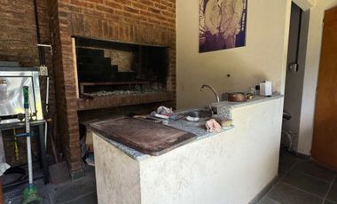VENTA HERMOSA CASA MORON  CON TERRAZA Y PARQUE