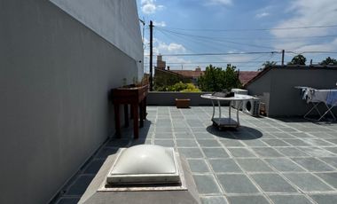 VENTA HERMOSA CASA MORON  CON TERRAZA Y PARQUE