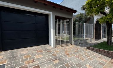 VENTA HERMOSA CASA MORON  CON TERRAZA Y PARQUE