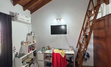VENTA HERMOSA CASA MORON  CON TERRAZA Y PARQUE
