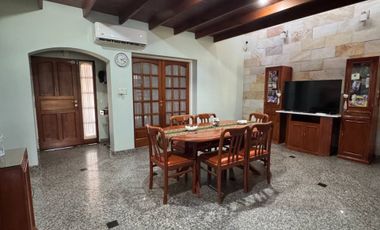 VENTA HERMOSA CASA MORON  CON TERRAZA Y PARQUE