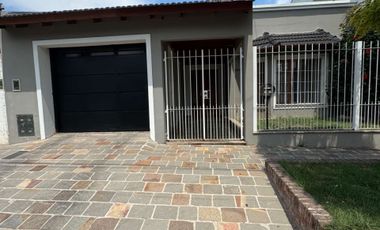VENTA HERMOSA CASA MORON  CON TERRAZA Y PARQUE