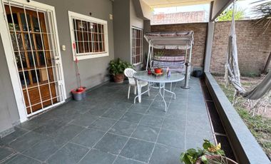 VENTA HERMOSA CASA MORON  CON TERRAZA Y PARQUE