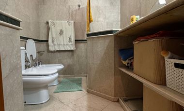 VENTA HERMOSA CASA MORON  CON TERRAZA Y PARQUE