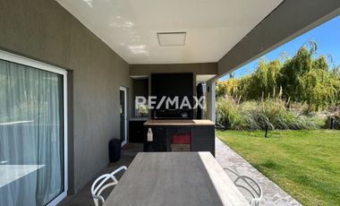 SE VENDE CASA  EN VILLA TENIS CLUB- MARI MENUCO