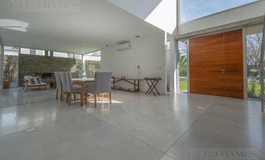 Casa con 3 dormitorios mas dependencia en venta / alquiler  en EL ENCUENTRO.