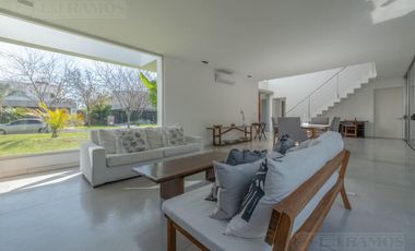 Casa con 3 dormitorios mas dependencia en venta / alquiler  en EL ENCUENTRO.
