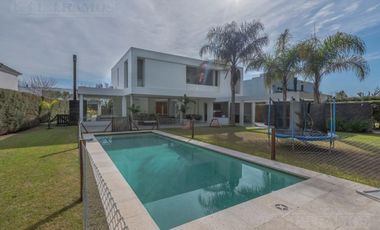 Casa con 3 dormitorios mas dependencia en venta / alquiler  en EL ENCUENTRO.