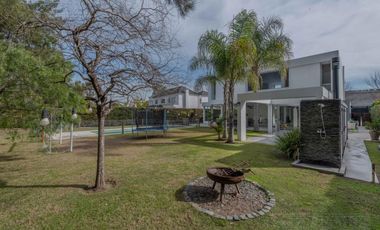 Casa con 3 dormitorios mas dependencia en venta / alquiler  en EL ENCUENTRO.