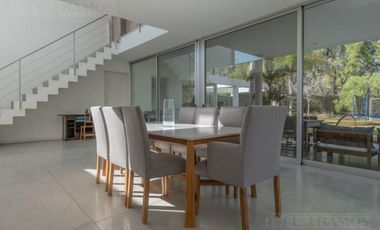 Casa con 3 dormitorios mas dependencia en venta / alquiler  en EL ENCUENTRO.