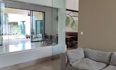 Renta Residencia una sola planta con paneles solares en Yucatán Country Club