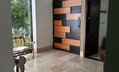 Renta Residencia una sola planta con paneles solares en Yucatán Country Club
