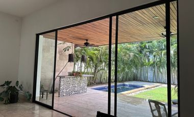 Renta Residencia una sola planta con paneles solares en Yucatán Country Club