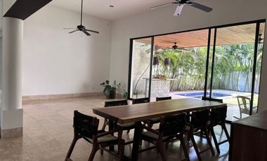 Renta Residencia una sola planta con paneles solares en Yucatán Country Club