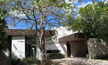 Renta Residencia una sola planta con paneles solares en Yucatán Country Club