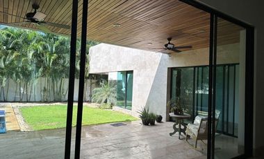 Renta Residencia una sola planta con paneles solares en Yucatán Country Club