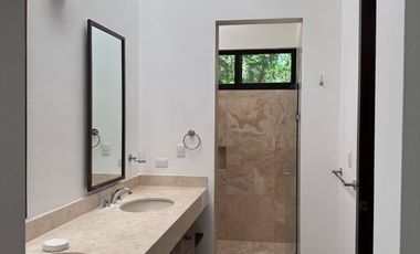 Renta Residencia una sola planta con paneles solares en Yucatán Country Club