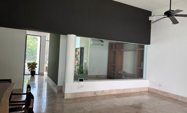 Renta Residencia una sola planta con paneles solares en Yucatán Country Club