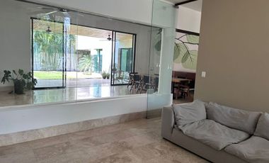 Renta Residencia una sola planta con paneles solares en Yucatán Country Club