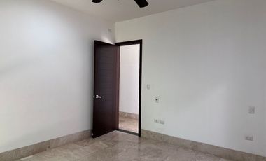 Renta Residencia una sola planta con paneles solares en Yucatán Country Club