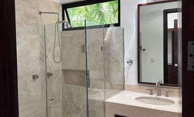 Renta Residencia una sola planta con paneles solares en Yucatán Country Club