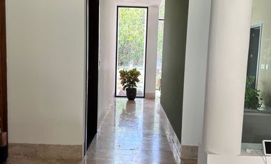 Renta Residencia una sola planta con paneles solares en Yucatán Country Club