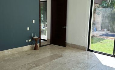 Renta Residencia una sola planta con paneles solares en Yucatán Country Club