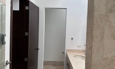 Renta Residencia una sola planta con paneles solares en Yucatán Country Club