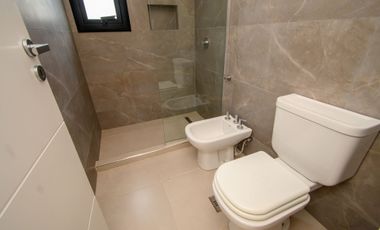 PISOS DE 3 DORMITORIOS Y COCHERA - VENTA