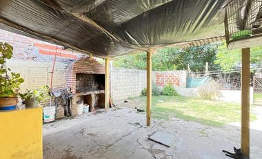Se vende casa de dos dormitorios patio y cochera!