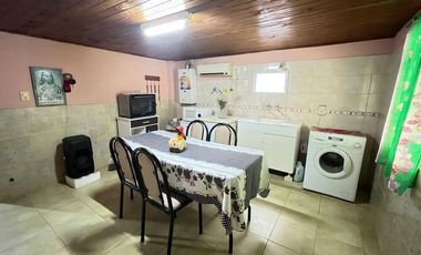 Se vende casa de dos dormitorios patio y cochera!