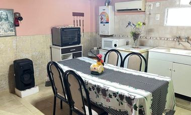 Se vende casa de dos dormitorios patio y cochera!