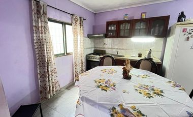 Se vende casa de dos dormitorios patio y cochera!
