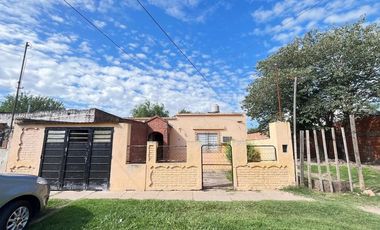 Se vende casa de dos dormitorios patio y cochera!