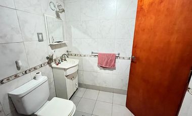 Se vende casa de dos dormitorios patio y cochera!
