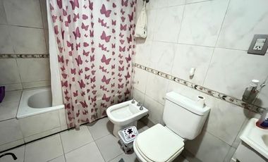 Se vende casa de dos dormitorios patio y cochera!